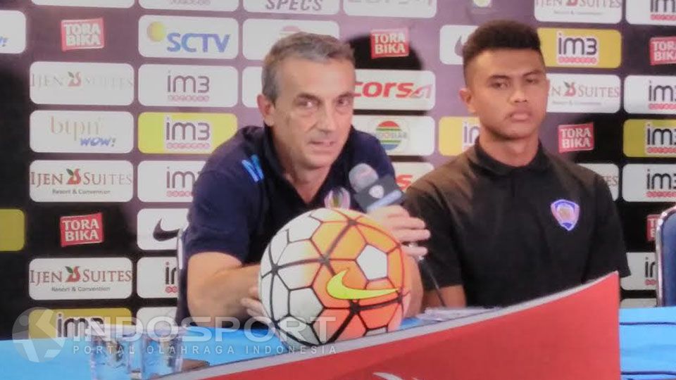 Pelatih Arema Cronus, Milomir Seslija dalam sebuah preskon jelang pertandingan. Copyright: &copy; Ian Setiawan/INDOSPORT